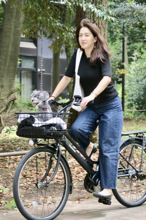 Une élégante et son garde du corps.