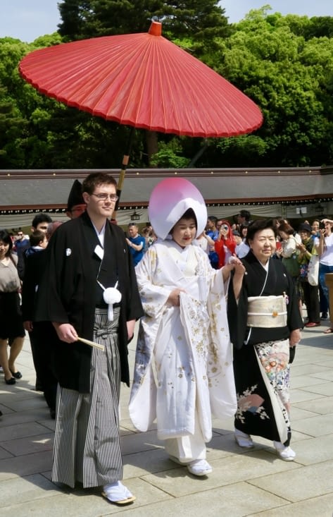 Vive les mariés ! Euh non, pardon, l’atmosphère est plutôt au recueillement...