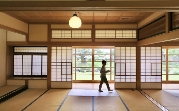 A l’intérieur, une symphonie de bois et de papier de riz...