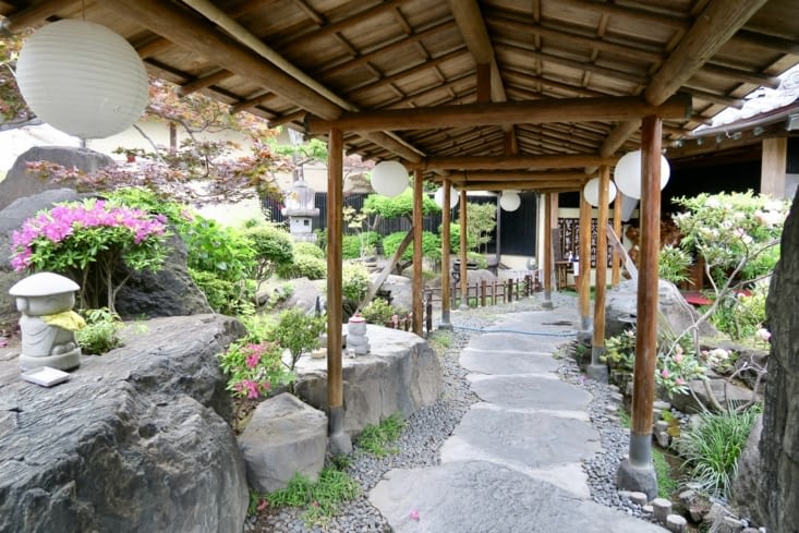 Passage vers l’entrée du ryokan.