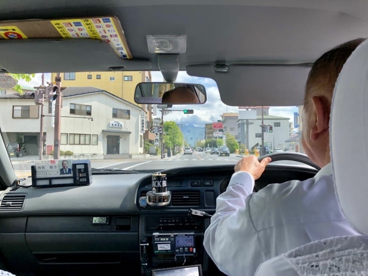 Dans le taxi qui nous emmène à l’hôtel.