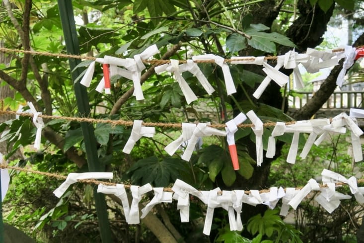 Des vœux en rubans de papier.