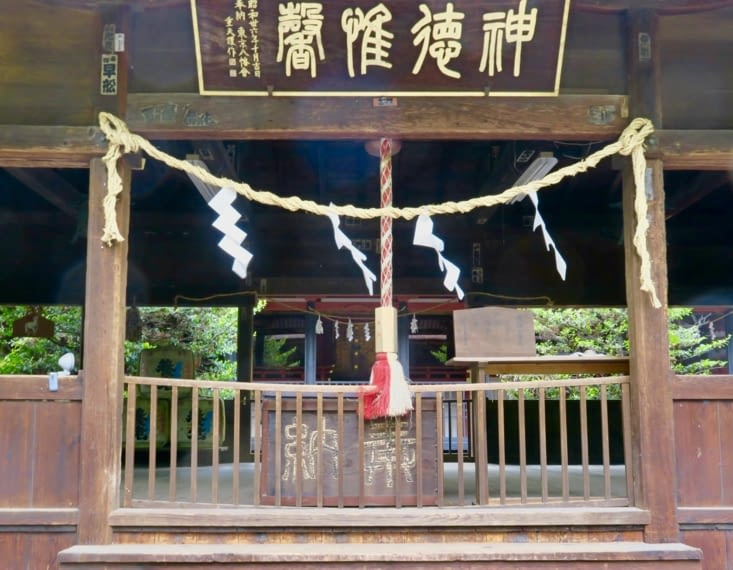 L’autel, où les fidèles se recueillent : après avoir jeté quelques pièces en offrande,