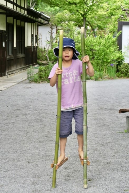 Mais avant la visite, séquence ludique : des jeux en bambou sont mis à disposition,