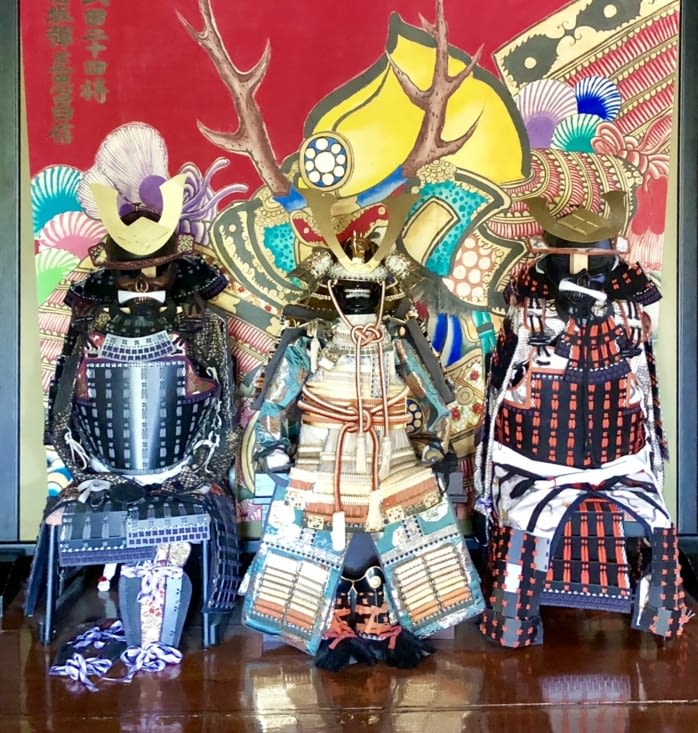 Nous sommes aussi accueillis par des samouraïs un peu impressionnants...