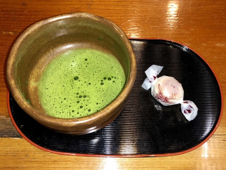 Un petit thé macha battu pour nous souhaiter la bienvenue.