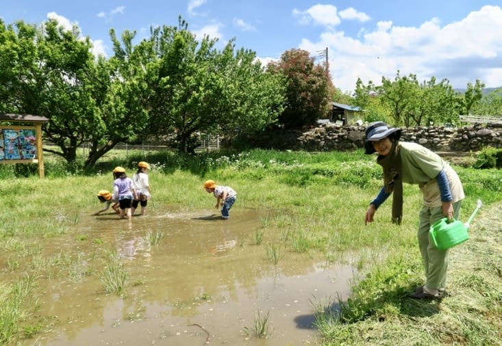 A droite, Michiko, la mère de Midue.