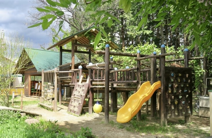 Dans la cour de l’école, près de la forêt...