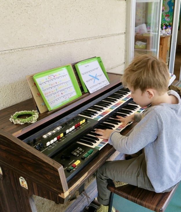 Dans le couloir, à la libre disposition des enfants...