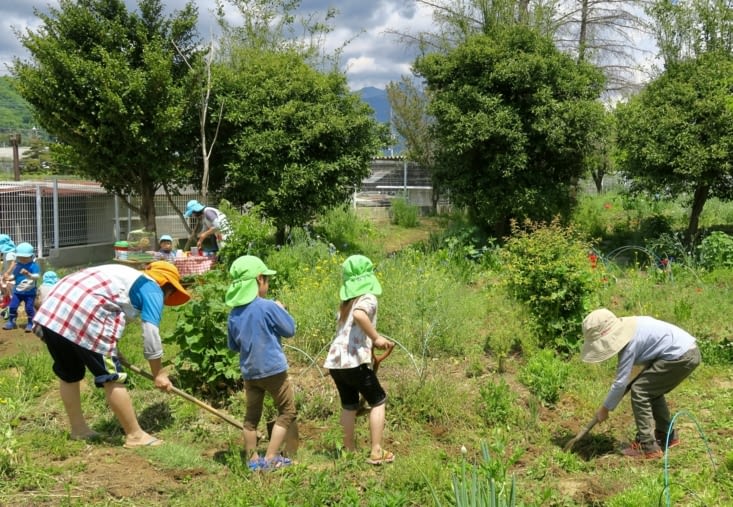 Maël participe, en creusant pour prolonger le petit canal d’irrigation.
