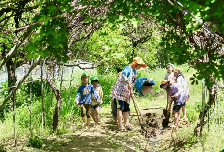 Midue nous emmène rejoindre les enfants, qui sont en train de travailler dans le potager.