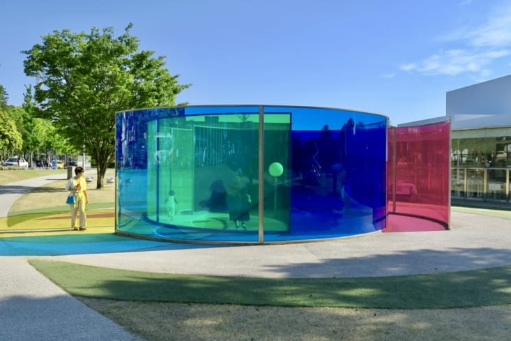 A l’extérieur, une œuvre ludique d’Olafur Eliasson.