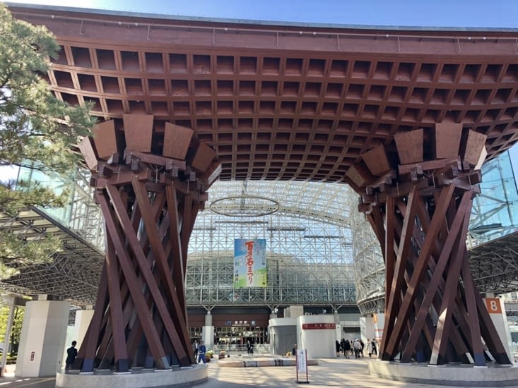 Avec un torii moderne impressionnant.