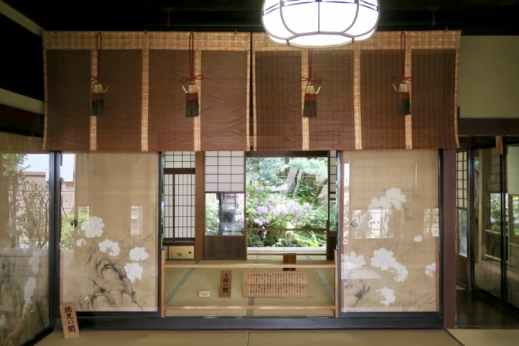Dans la maison du clan de samouraïs Nomura.