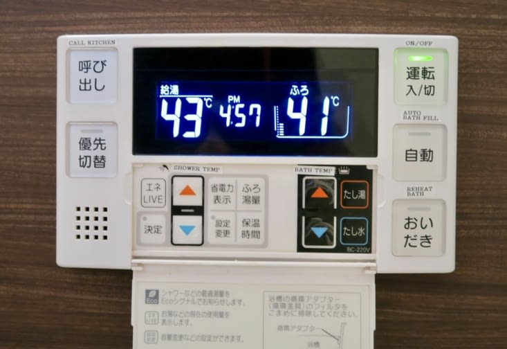 Dans la salle de bain, la température de la douche et de la baignoire sont réglables...