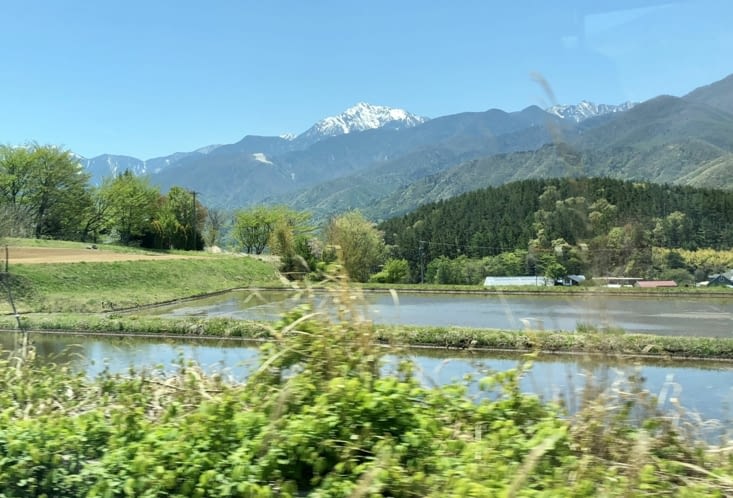 Et le train commence à longer les montagnes...