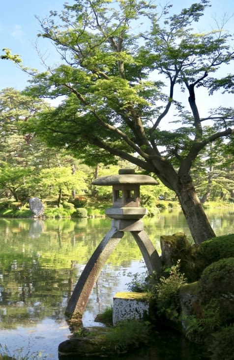 Et sur l’étang, une lanterne à double pieds, devenue symbole de la ville de Kanazawa.