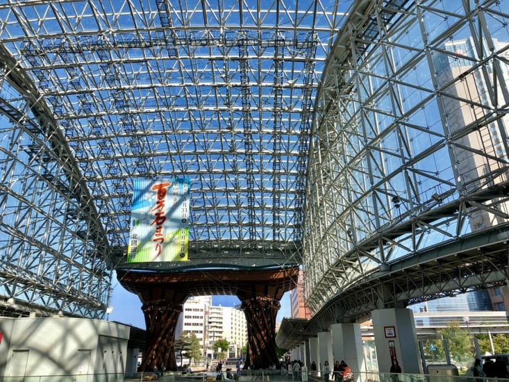 Après 4h de voyage et 2 changements de train, la très moderne gare de Kanazawa.