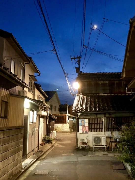 La nuit est tombée, il est temps de sortir de notre cocon pour aller dîner !