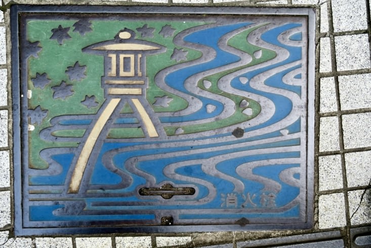 Reprise d’ailleurs sur les plaques d’égouts de la ville.