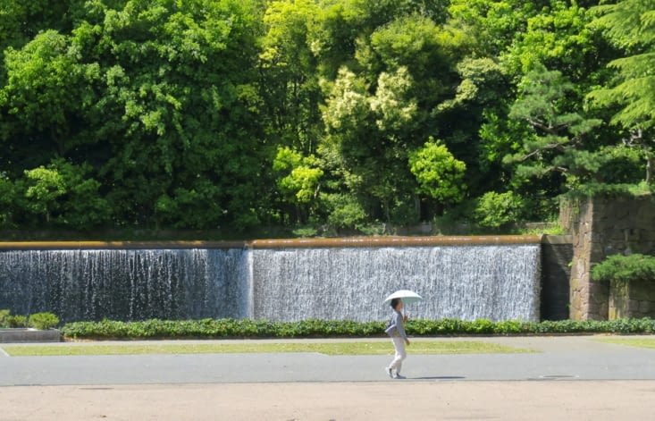 Il faut traverser un grand parc avant d’arriver au château.