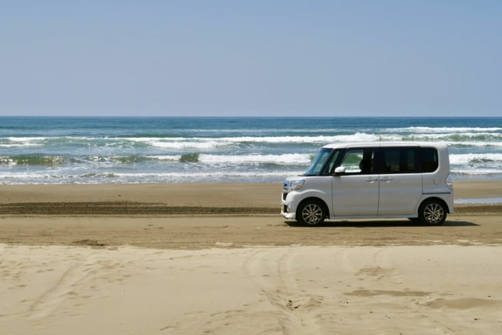 Une voiture typique du Japon : on les appelle des « cubes ».