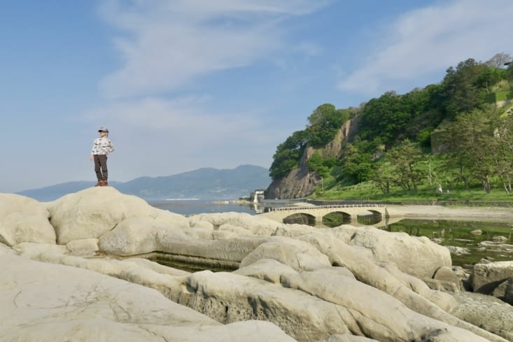 A quelques km de Wajima, une grande baie bordée de rochers blancs,