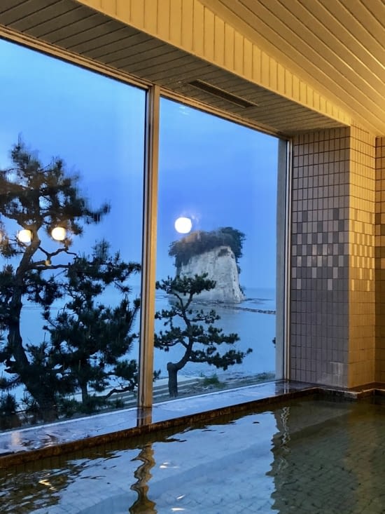 Et pour terminer la journée, un magnifique « onsen », avec vue sur la mer et Mitsukejima.