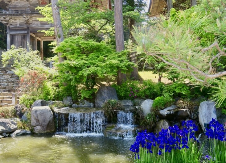 Avec un beau jardin, très travaillé.