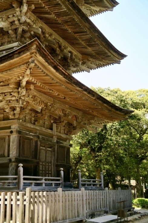 La toiture des 5 étages, de style « tochibuki », constituée de lamelles de bois pressées,
