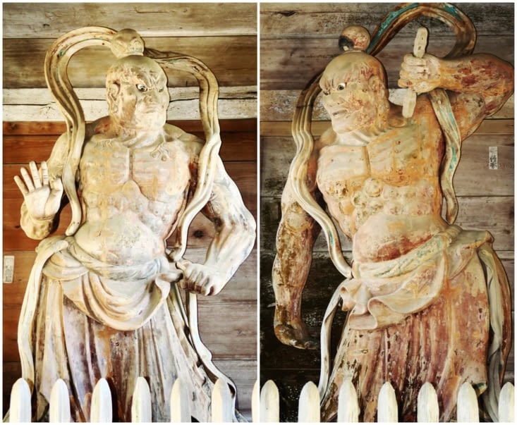 Les deux gardiens, en bois mais qui semblent prêts à bouger.