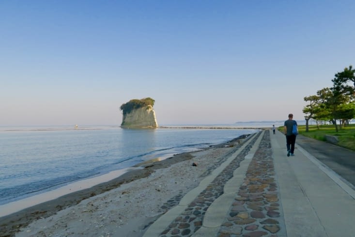 Notre hôtel est près de Suzu, juste au bord de la mer, devant une petite île étrange...