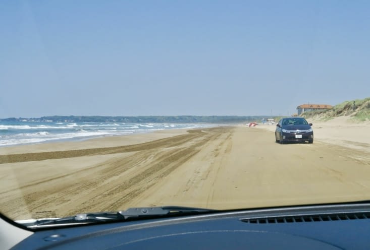 Pas du tout ! Grosse surprise, on roule vraiment SUR la plage !!