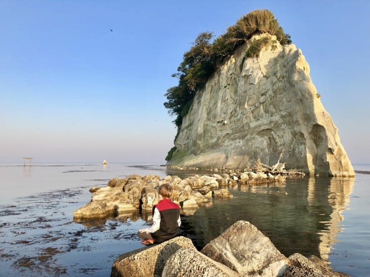 Petit Bouddha. Au loin à gauche, un petit « torii » les pieds dans l’eau.
