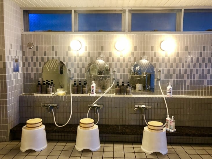 Petite précision : avant d’entrer dans le bain chaud, qui est public mais pas mixte,