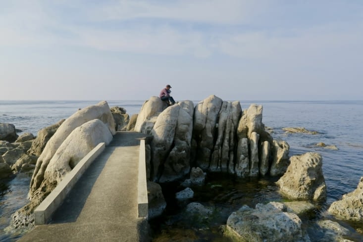 Quelques passages sont aménagés pour atteindre les rochers plus éloignés.