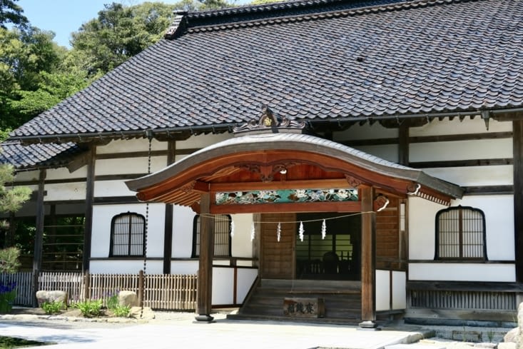 Sur la route, nous faisons une pause au temple bouddhiste de Myojo-ji.
