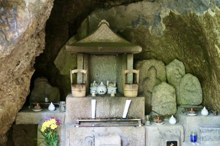 De petits autels accompagnent la montée.