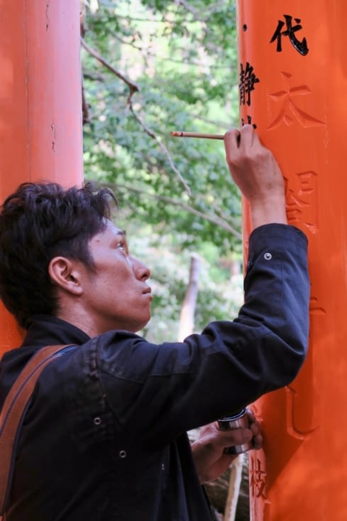 ... et un calligraphe.