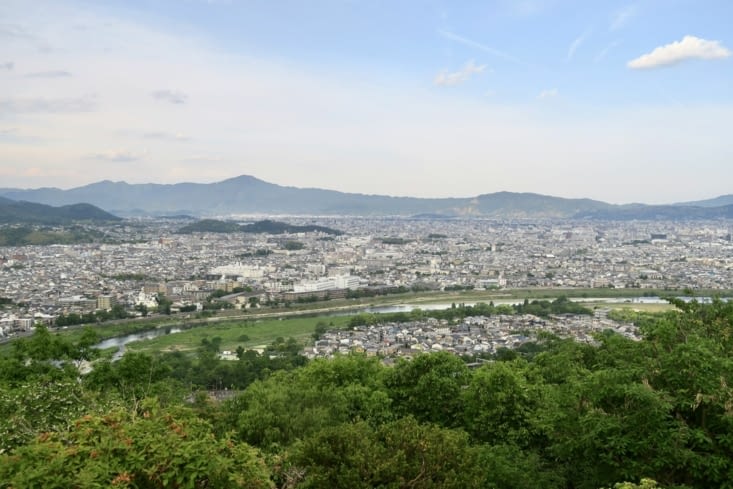 Après une vingtaine de minutes de montée dans une forêt,