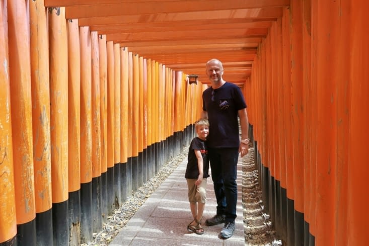 Au début du parcours, la pente est douce, les torii sont très serrés...
