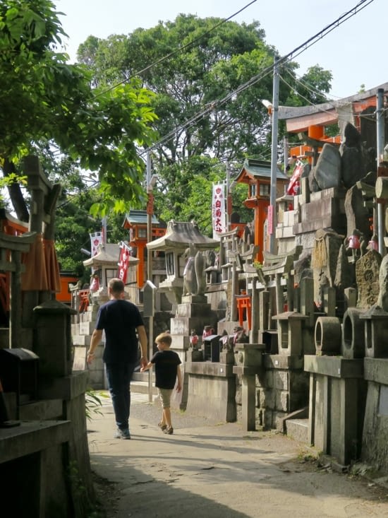 Au sommet de la montagne, le sanctuaire shintô, entouré d’autels familiaux et d’offrandes.