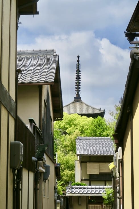 Juste à 2 mn à pieds de la maison, une pagode...