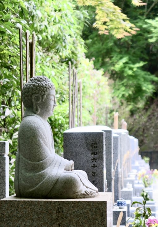 Juste au pied de la colline, un cimetière bouddhiste.