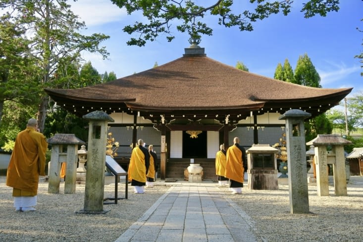 Juste avant la fermeture, nous avons la chance d’assister à un rituel de prières.