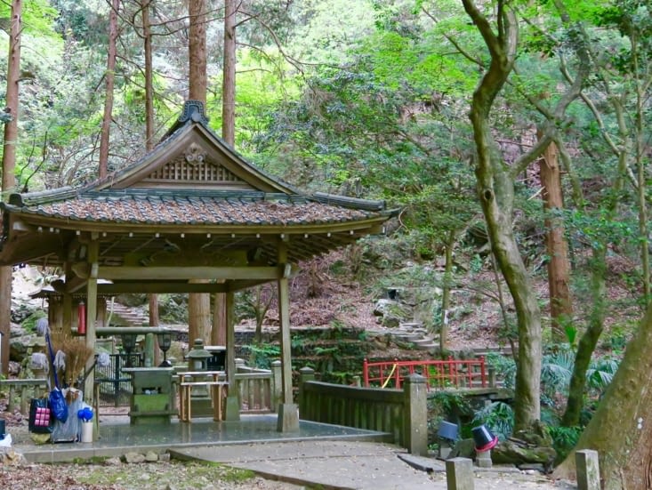 Le petit sanctuaire shintô perdu dans la forêt.