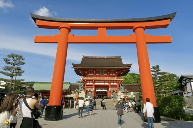 Le premier « torii », qui marque le passage du monde profané au monde sacré.