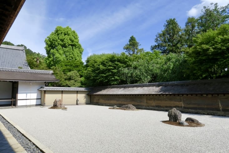 Le temple est surtout connu pour son jardin sec zen, dessiné en 1499.