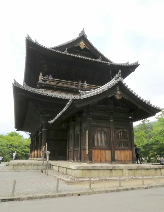 La monumentale porte d’accès au site avec, à l’étage,