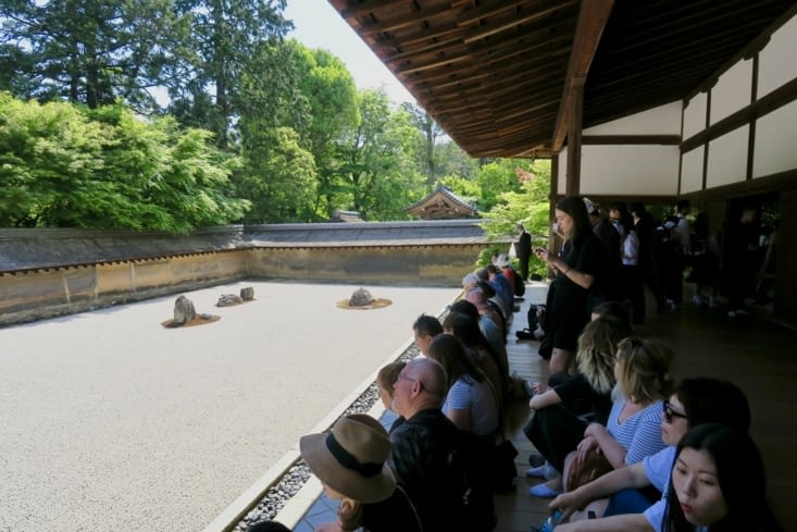 L’envers du décor : difficile d’être vraiment zen avec cette foule !